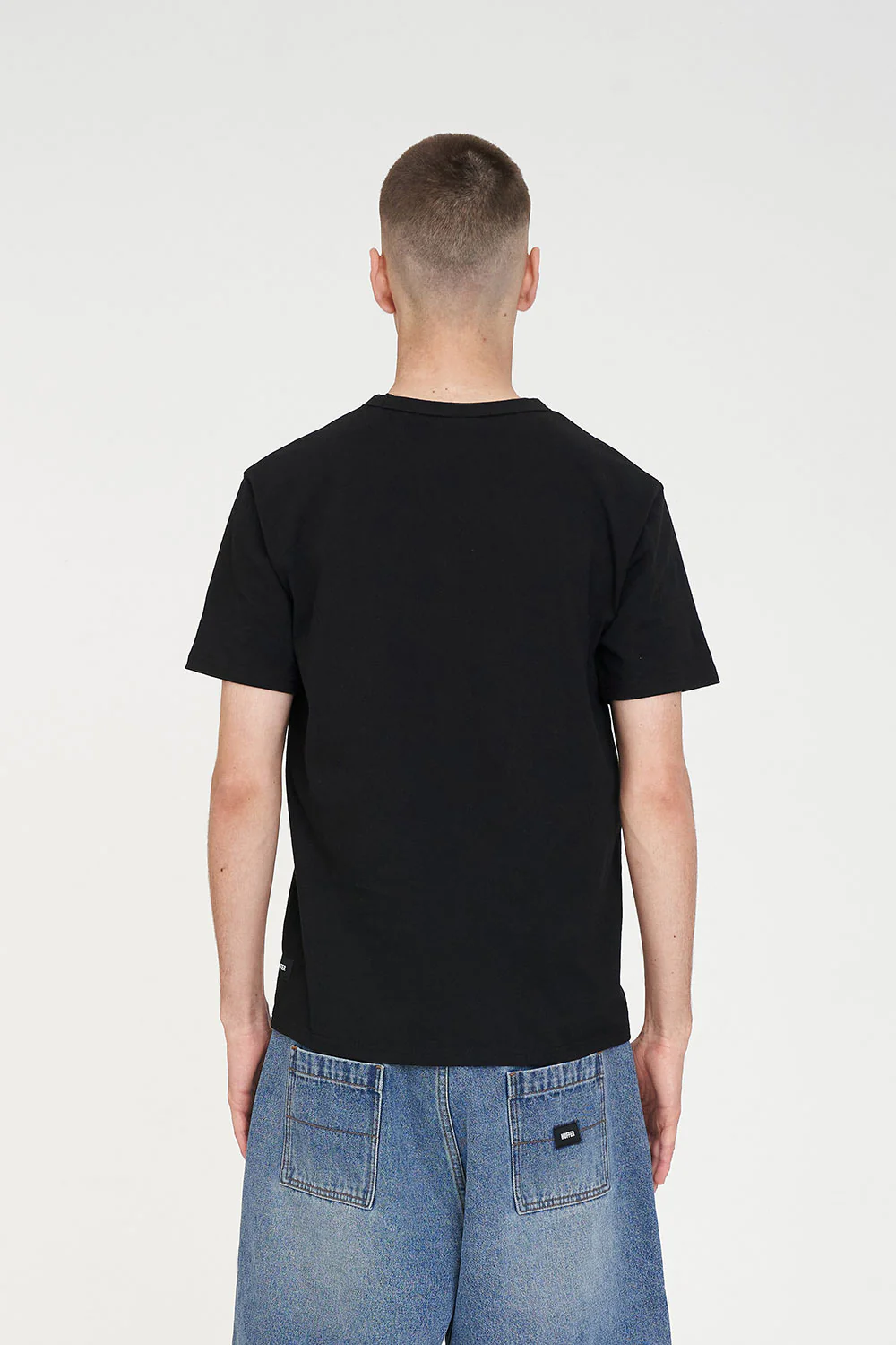 BASIC MENS SLIM TEE 220 BLACK - Image 4